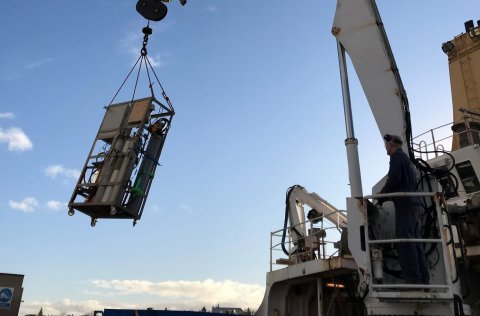 Tæki til að mæla hlutþrýsting koldíoxíðs við yfirborð sjávar á siglingaleið skips flutt um borð í ra…