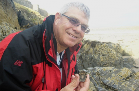 Stephen J. Hawkins með fjöruhettu (Patella depressa).