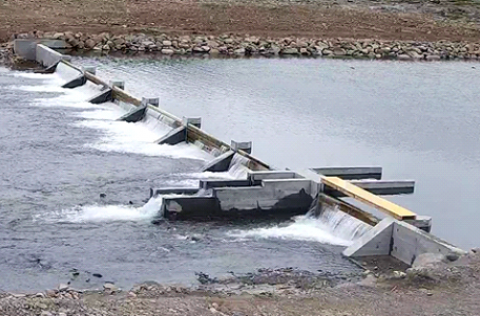 Fyrirstöðuþrep í Langadalsá í Ísafjarðardjúpi. Teljarinn er staðsettur í hólfinu ofan við þrepið.