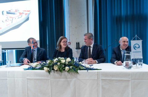 Undirskrift. F.v. Þorsteinn Sigurðsson, Svandís Svavarsdóttir, Bjarni Benediktsson og forstjóri skip…