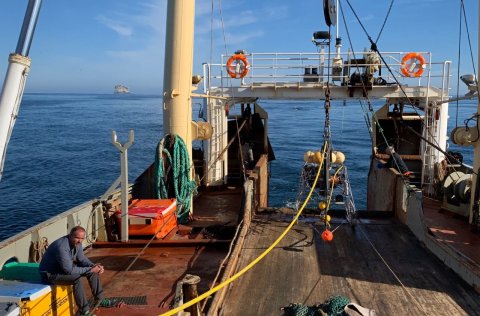 Myndin er tekið á humarslóð suður af Eldey. Hjalti Karlsson útibússjóri á Ísafirði sést á mynd og my…