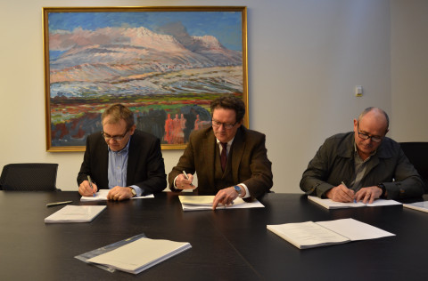Sigurður Guðjónsson, Kristján Þór Júlíusson og Jón Rúnar Halldórsson undirrita samning um nýtt húsnæ…